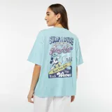 Camiseta celeste de manga corta con cuello redondo y estampado de Mickey Mouse surfeando.