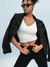 Campera de jean negra con corte cropped, cuello clásico, cierre frontal con botones metálicos y bolsillos con solapa en el pecho.