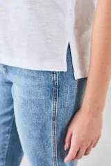 Remera de algodón puro con escote en V, de corte ajustado y tejido flamé que ofrece textura y suavidad.
