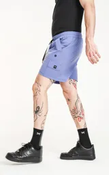 Short de baño color lila, de calce regular, con elástico en la cintura, cordón de ajuste, cuatro bolsillos y confeccionado en tejido plano liviano de secado rápido.