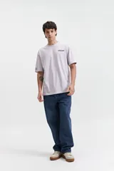 Pantalón de jean celeste claro, corte amplio y tiro medio. Confeccionado en 98% algodón y 2% spandex, con pasacintos.