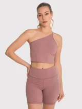Crop top deportivo de un hombro color rosa viejo, con sujetador integrado y almohadillas removibles.