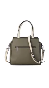 Cartera color beige con doble asa corta y correa larga extraíble. Tiene un bolsillo principal con cierre y varios bolsillos interiores.