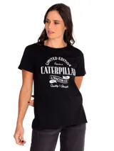 Remera negra de manga corta para mujer, con estampado frontal de la marca Caterpillar en color blanco. Etiqueta con el logo de Caterpillar en el dobladillo.