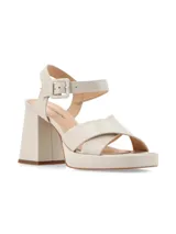 Sandalias de cuero color canela con plataforma y tacón ancho. Tiras cruzadas en el empeine y pulsera ajustable con hebilla en el tobillo.