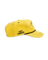 Gorro de béisbol amarillo con visera curva, detalle de cuerda negra en la base de la corona y bordado frontal con el logo de la marca y un caballo salvaje. Cuenta con orificios de ventilación y correa ajustable en la parte trasera.