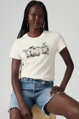 Remera de manga corta color crudo con logo Levi's estampado con diseño floral.
