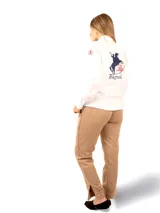 Camisa de manga larga color blanco, 100% algodón, con logo bordado en la espalda.