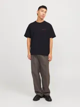 Camiseta negra de manga corta y cuello redondo con logo bordado en rojo en el pecho y estampado en la espalda.