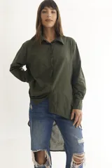 Camisa color beige de manga larga con cuello clásico, cierre frontal con botones y bajo irregular.
