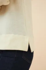 Sweater color crudo de lana fina sin teñir, con cuello alto y mangas largas. Diseño exclusivo de Don Baez, hecho en Uruguay.