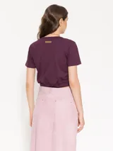 Remera de jersey de algodón pima, color morado, con escote redondo y ajuste elástico en la cintura.