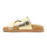 Sandalias doradas con tiras cruzadas y hebilla lateral.
