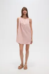 Vestido corto color salmón con rayas verticales en azul y negro, de corte suelto y tirantes finos.