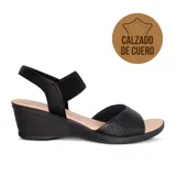 Sandalia de cuero color beige, con plataforma baja y tira elástica en el tobillo.