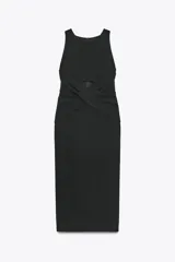 Vestido midi negro de corte ajustado, con cuello redondo y sisas. Presenta un corte en la cintura con detalle de tejido cruzado y abertura en el delantero. Cierre trasero con cremallera oculta.