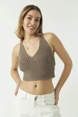 Top tejido color marrón, con escote en "V" y espalda cruzada.