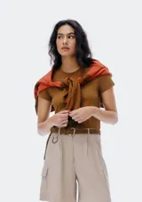 Camiseta de manga corta color terracota, con cuello redondo y corte ajustado.