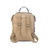 Mochila color beige de símil cuero con doble apertura superior con cierre. Incluye dos bolsillos al frente con cierres metálicos, asa rígida de mano y correa de galón. En la espalda correas de galón regulables.