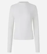 Blusa marrón de punto con cuello alto y manga larga.