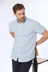 Camisa de lino a cuadros de manga corta, modelo slim con bolsillo.