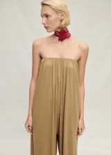 Mono largo color ocre, de corte recto y palabra de honor. Presenta detalle fruncido en el escote y bajo abullonado.