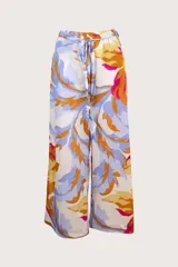 Pantalón de playa de pierna ancha con estampado floral en tonos celeste, naranja, amarillo y fucsia. Presenta cintura elástica y cinturón con cuentas.