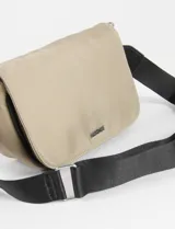 Bandolera beige de poliéster con correa larga ajustable negra.