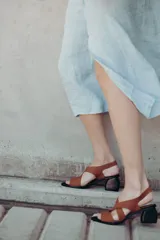 Sandalias de cuero color marrón con tiras cruzadas y taco bloque de madera.