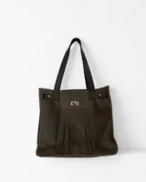 Bolso tote de cuero color verde oliva con flecos frontales y cierre metálico. Tiene doble asa de hombro y un diseño amplio.