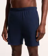 Bermuda deportiva negra de tejido plano tecnológico, con cintura elástica, cordón de ajuste, bolsillos laterales y detalle en el bajo.