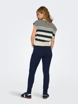 Top tejido sin mangas con cuello redondo y corte regular. Diseño a rayas horizontales en color crema y azul marino. Confeccionado en punto plano, combina confort, flexibilidad y un look limpio, ideal para usar en cualquier temporada.