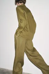 Pantalón palazzo color ladrillo confeccionado en lino 100%, de tiro medio con cintura ajustable con cordones, bolsillos laterales ocultos en costura y pierna ancha.