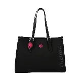 Cartera mediana negra de Las Oreiro con doble asa corta, logo de la marca en el frente y dije de labios fucsia.