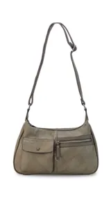 Bandolera color beige con correa ajustable, dos bolsillos frontales (uno con botón y otro con cierre) y un bolsillo trasero con cierre.