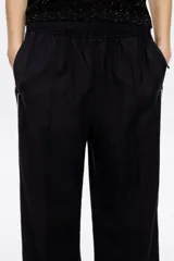 Pantalón de lana fría color negro, estilo jogger, con cintura elástica ajustable con cordón interior, bolsillos diagonales delanteros y cintas laterales decorativas.
