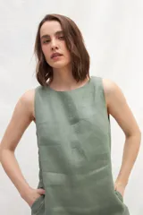 Vestido midi negro de lino, corte recto, sin mangas y con escote redondo.