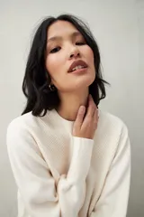 Sweater negro de tejido de punto con mangas abullonadas y puños elastizados.