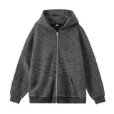 Campera con capucha, color gris oscuro con rayas horizontales finas color blanco, cierre frontal completo y bolsillos tipo canguro.