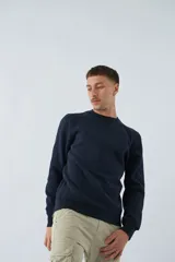 Buzo de algodón blanco con cuello redondo, manga larga y logo en relieve.