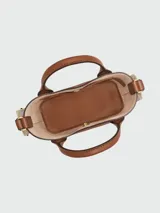 Bolso tote Longchamp modelo Épure XS, color marrón cuero, con correa larga de tela color crudo.