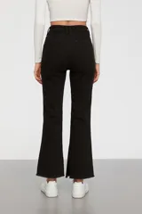 Pantalón de jean negro, de tiro alto y corte flare.