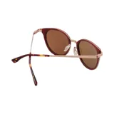 Lentes de sol con montura redonda de madera color marrón con acabado marmolado y detalles dorados.