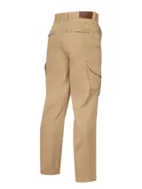 Pantalón cargo color beige con corte recto, bolsillos laterales con solapa y bolsillos traseros.