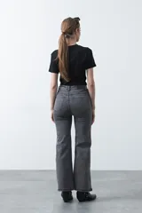 Jean elastizado de fit oxford color negro, con aplicaciones sutiles de strass distribuidas en el delantero y en la botamanga.