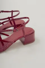 Sandalias de cuero color marrón con taco bloque bajo y tiras finas cruzadas.