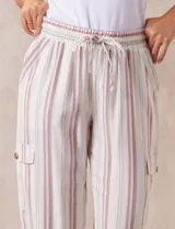 Pantalón cargo de lino color blanco, marca Marissa Olivia. Tiene pretina ancha elastizada con lazo de ajuste, bolsillos inclinados delanteros y bolsillos laterales con botón.