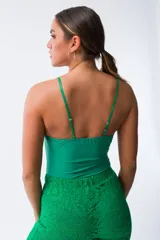Body verde Benetton de encaje con breteles finos.