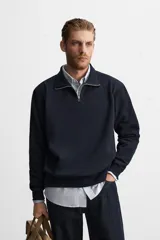Sudadera negra de cuello alto con cierre frontal de cremallera, corte relaxed fit, manga larga y terminaciones en rib.