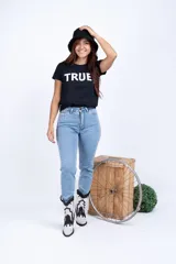 Remera de algodón rojo con estampado gráfico en blanco que dice 'TRUE'.